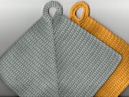 (T113) Topflappen oder Untersetzer gehäkelt 2 Stück Größe: ca. 20 x 20 cm 100% Baumwolle Handarbeit gelb grau - Aschersleben