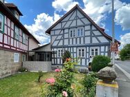 Ein Schmuckstück auf dem Land - Hübsches Fachwerkhaus mit zwei Garagen und schönem Garten - Untermerzbach