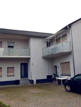Zwei Häuser auf einem Grundstück: 2-FH und EFH mit Garage und großer Hoffläche in zentraler Lage - Hasselroth