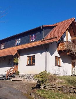 Ideale Ferienwohnung: schöne 2-Zimmer-ETW mit Balkon + Gartenanteil in Hilders-Simmerhausen - Hilders