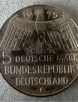 Zum 50. Jubeljahr eine 5 DM Silber-Gedenkmünze von 1975 - Münster (Hessen)