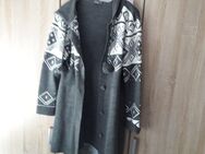 Long Strickjacke mit Kapuze grau-weiss - Euskirchen Zentrum
