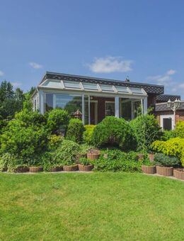 Wohnlicher Flachdachbungalow mit großer Garage und schönem Garten in Sackgassenendlage in Rendsburg - Rendsburg