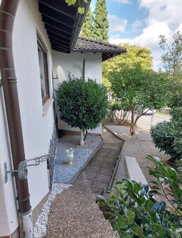 Freisen OT! Freistehendes Komforthaus mit großer ELW, Wintergarten, Gartenterrasse, Garten und Doppelgarage (+Tor-Zufahrt Rückseite) in Freisen - Freisen