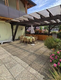 Mehrgenerationenhaus mit Potenzial in guter Lage von Bopfingen mit Garagen und Garten - Bopfingen