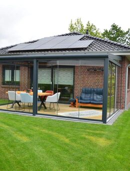 Luxuriöser Neubau- Walmdachbungalow mit Erdwärmetechnik, Gaskamin, exklusiver Einbauküche, Terrassenbereich mit Sommergarten in Bad Zwischenahn - Bad Zwischenahn