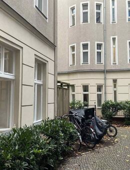 Komplett renovierte Altbau-EG-Wohnung mit 2,5 Zimmern (2 Schlafzimmer + Wohnküche) - Berlin