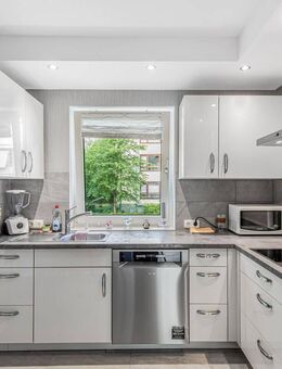 Frei verfügbare 4-Zimmer-Hochparterrewohnung mit Balkon - zentral & modernisiert - Neumünster