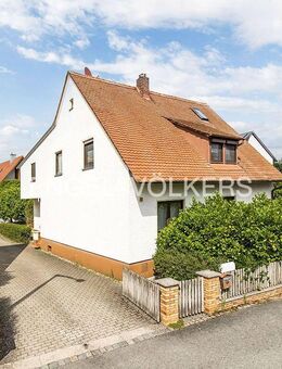Gepflegtes Zweifamilienhaus mit Garten, Garagen und viel Platz - Baiersdorf