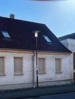 Stark sanierungsbedürftiges Haus mit 2 WE und ausreichend Nebengelass in 39264 Zerbst OT Lindau, Grüne Straße 27 - Zerbst (Anhalt)