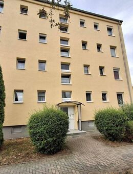 Helle Drei-Zimmer Eigentumswohnung mit Balkon und PKW-Stellplatz - Weißenfels
