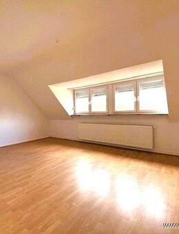 Großzügige drei Zimmerwohnung im Dachgeschoss am Rastpfuhl - Saarbrücken