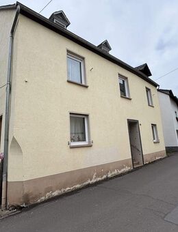 Zentral gelegenes Wohnhaus samt Garage und Baugrundstück - Lösnich
