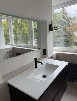 Wohnen im Grunewald, mit drei Zimmern und großem Balkon - EBK, Gerage uvm. - Berlin