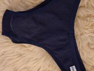 Getragener Blauer Brazilian Slip - Köln