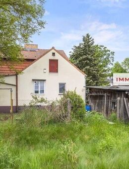 IMMOBERLIN.DE - Attraktives Haus mit sehr viel Gestaltungspotential auf großem Grundstück in Wohlfühllage - Dallgow-Döberitz