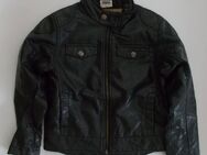 Jacke für Jungen Marke Yigga Schwarz Kunstleder Gr. 140 zu verkaufen. - Bielefeld