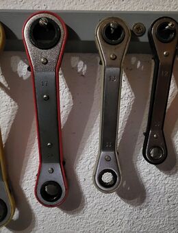 5-teiliges Set an Ringratschenmaulschlüsseln, gekröpfte Ausführung, umschaltbarer Links-/Rechtslauf, Größen: 8, 9, 10, 11, 12, 13, 14, 17, 19 und 21 mm, neuwertiger Zustand, 9,- €, Versand gegen Aufpreis möglich - Unterleinleiter