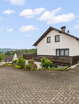 #KOMINOS IMMOBILIEN# Großzügiges Zweifamilienhaus mit Panoramablick über Attendorn - Attendorn (Hansestadt)