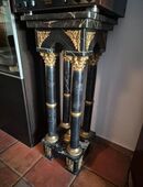 Schwarze Marmorsäule in 85057