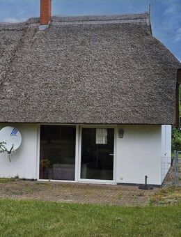 Charmante Doppelhaushälfte mit Reetdach, großem Grundstück und Ausbaupotenzial in Neuendorf-Heide - Saal