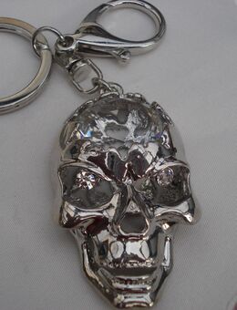 Schlüsselanhänger Totenkopf mit Ring und Karabinerhaken - Friedrichsdorf