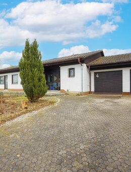 Sofort frei: Wohnen auf einer Ebene - Großzügiger Bungalow mit Doppelgarage zu verkaufen - Deuerling