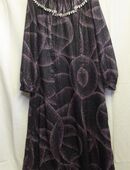 Kleid, dunkel violett, Handarbeit, Gr. 44 (?) in 33334