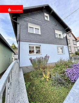 Liebevoll gestaltetes Wohnhaus mit Nebengebäude an der Itzquelle - Eisfeld Hirschendorf