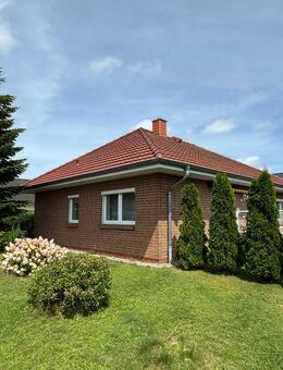 Frühjahrsaktion: Gepflegter Bungalow mit Kamin und Carport in Grimmen - Grimmen