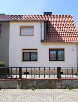 Doppelhaushälfte mit grünem Garten - Staßfurt