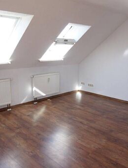 helle 2 Raum DG-Wohnung - Fraureuth