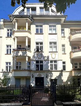 Schöne Altbauwohnung: 3 Zimmer, Stuck, Parkett und Südbalkon - Berlin