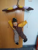 Clown, Harlekin an Gleitschirm / Fallschirm zum Aufhängen , hängt an Gleitschirm in 89346