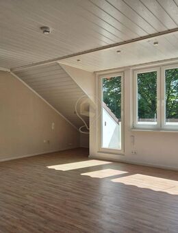 Helle Dachgeschosswohnung mit Loggia - Glinde