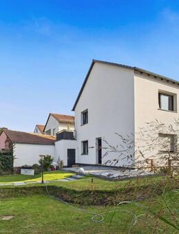 Seltenes Investment-Highlight: Sanierte Immobilie mit zwei Wohneinheiten und großem Garten - Neuhofen