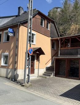 Charmantes Einfamilienhaus mit schöner Terrasse und Einliegerwohnung im Herzen von Bad Lobenstein. - Bad Lobenstein