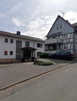 Gepflegtes Wohnensemble mit 2 Zweifamilienhäusern und Scheune auf großem Grundstück - Mücke