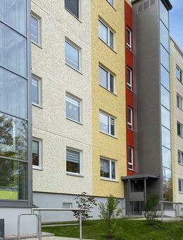 Sanierte 3-Raum-Wohnung mit bodengleicher Dusche, Badewanne und Balkon - Gera