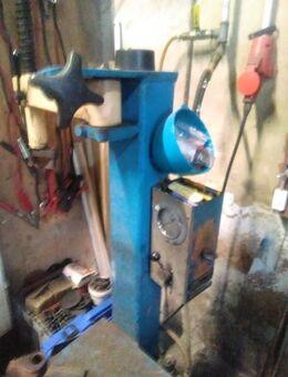 Hofmann Reifenmontiermaschine für PKW-Reifen, gebraucht zu verschenken - Bisterschied