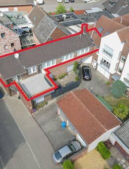 Haus-Feeling pur: 5-Zimmer-Wohnung mit Dachterrasse, eigenem Eingang & Garage - Neuss