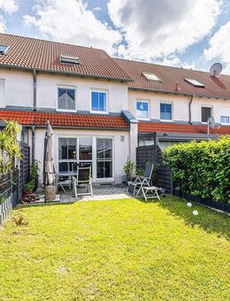 PROVISIONSFREI: gepflegtes RMH aus BJ 2000 mit Garten und Stellplätzen. Bezugsfrei. - Bamberg