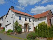 Einseitig angebautes Wohnhaus mit Scheune und Garage in Salm - Salm