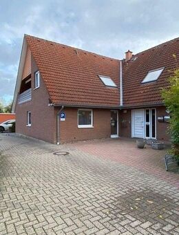 Attraktives Renditeobjekt: Gepflegtes Dreifamilienhaus mit Praxis und 2 Wohnungen, voll vermietet und zentral gelegen - Garbsen