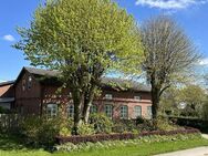 Ein Ort für große und kleine Familien - Heimeliges Zweifamilienhaus mit Garten und Doppelcarport - Taarstedt