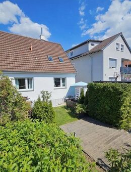 Charmantes Einfamilienhaus mit ausbaufähiger Bühne, Garten, großem PKW-Stellplatz - Göppingen