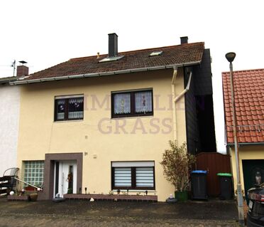 RENOVIERTES ZWEI- BIS DREIFAMILIENHAUS IN ELVERSBERG MIT SCHÖNER FERNSICHT