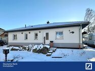 Innen modern und gemütlich, draußen noch einiges zu tun - Haus im Bungalowstil in idyllischer Lage - Lugau (Erzgebirge)