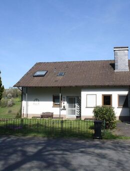 Großzügiges Zweifamilienhaus mit Garten und Garage in Erndtebrück - Erndtebrück