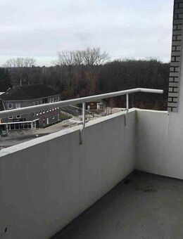 Teilmodernisierte 2-Zimmer-Wohnung mit Balkon und schöner Aussicht - Hannover